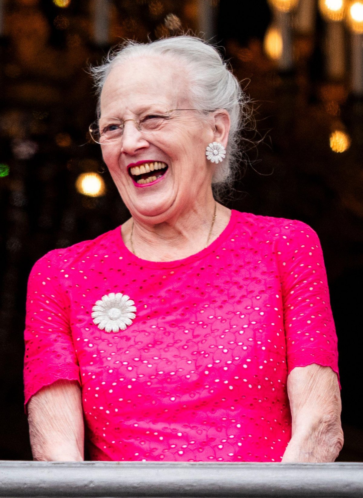 La Regina Margrethe di Danimarca saluta dalla terrazza del Palazzo Frederik VIII ad Amalienborg durante le celebrazioni del compleanno del Re Frederik X il 26 maggio 2024 (Ida Marie Odgaard/Ritzau Scanpix/Alamy)