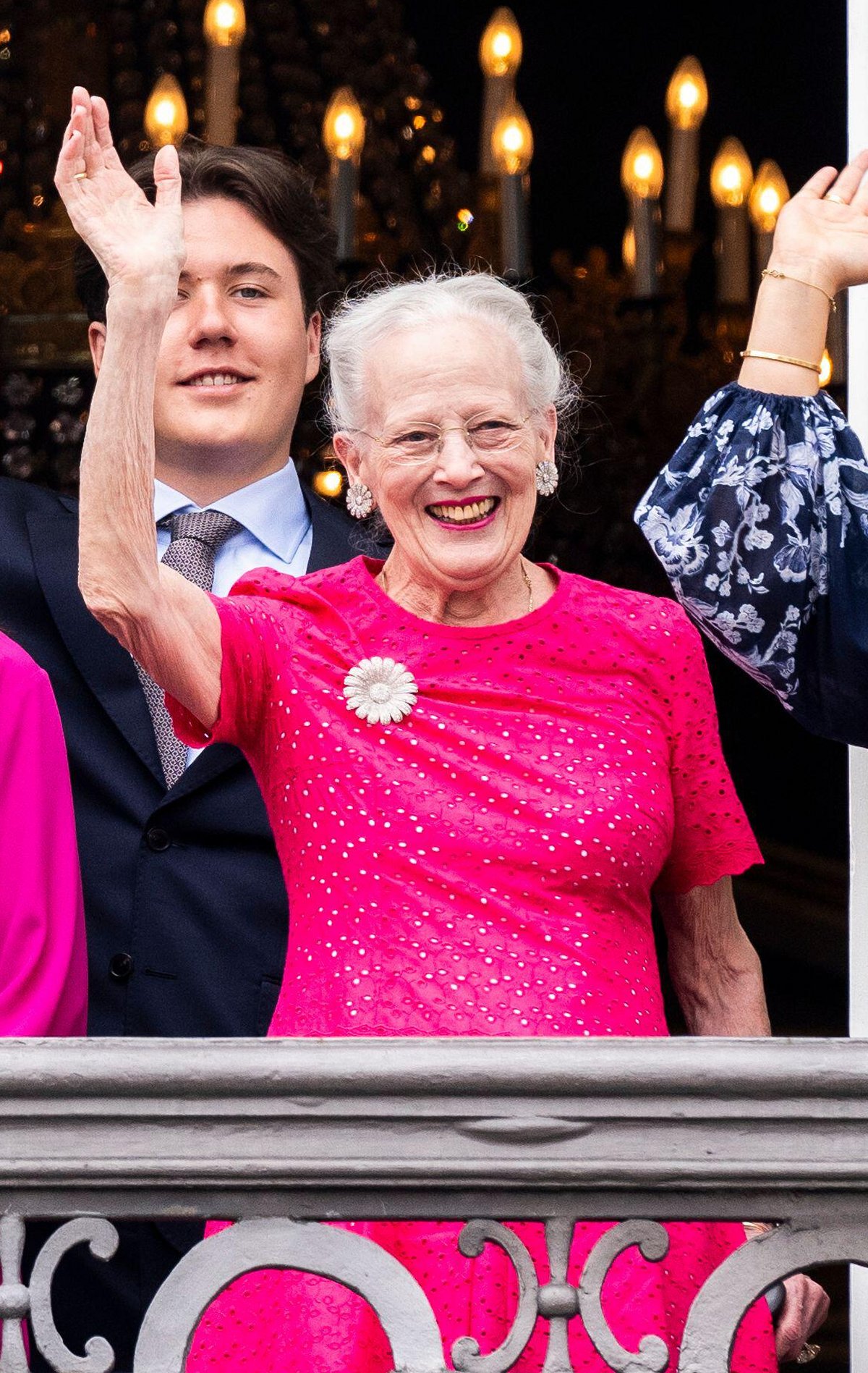 La Regina Margrethe di Danimarca saluta dalla terrazza del Palazzo Frederik VIII ad Amalienborg durante le celebrazioni del compleanno del Re Frederik X il 26 maggio 2024 (Ida Marie Odgaard/Ritzau Scanpix/Alamy)