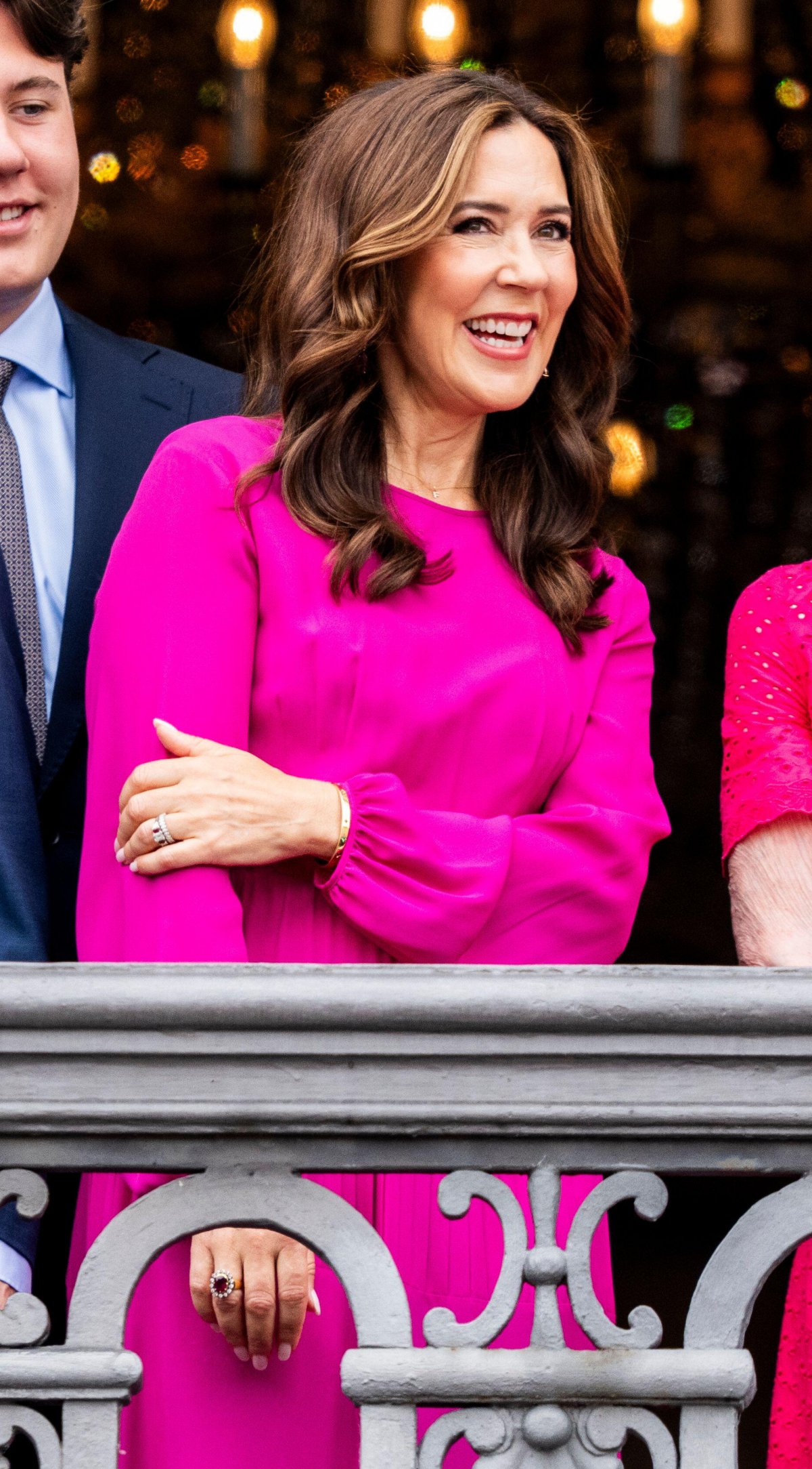 La Regina Mary di Danimarca saluta dalla terrazza del Palazzo Frederik VIII ad Amalienborg durante le celebrazioni del compleanno del Re Frederik X il 26 maggio 2024 (Ida Marie Odgaard/Ritzau Scanpix/Alamy)