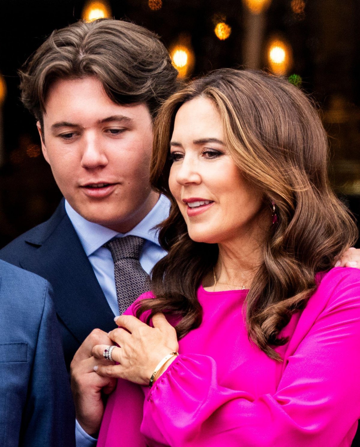 La Regina Mary e il Principe Ereditario Christian di Danimarca salutano dalla terrazza del Palazzo Frederik VIII ad Amalienborg durante le celebrazioni del compleanno del Re Frederik X il 26 maggio 2024 (Ida Marie Odgaard/Ritzau Scanpix/Alamy)