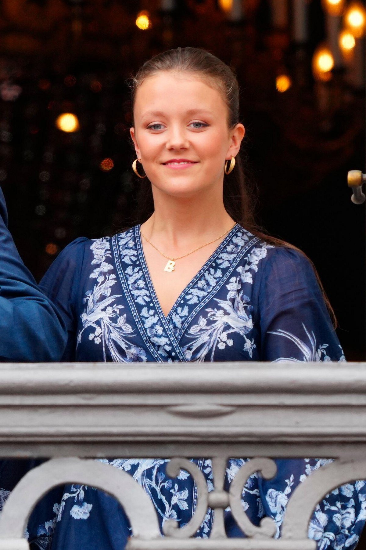 La Principessa Isabella di Danimarca saluta dalla terrazza del Palazzo Frederik VIII ad Amalienborg durante le celebrazioni del compleanno del Re Frederik X il 26 maggio 2024 (Ida Marie Odgaard/Ritzau Scanpix/Alamy)