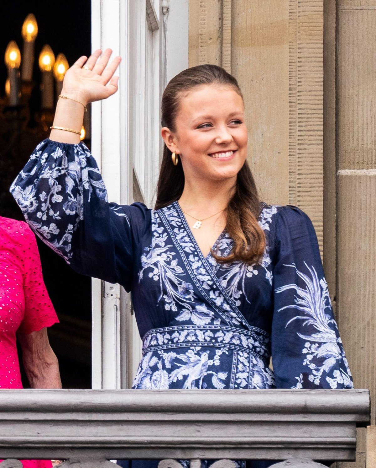 La Principessa Isabella di Danimarca saluta dalla terrazza del Palazzo Frederik VIII ad Amalienborg durante le celebrazioni del compleanno del Re Frederik X il 26 maggio 2024 (Ida Marie Odgaard/Ritzau Scanpix/Alamy)