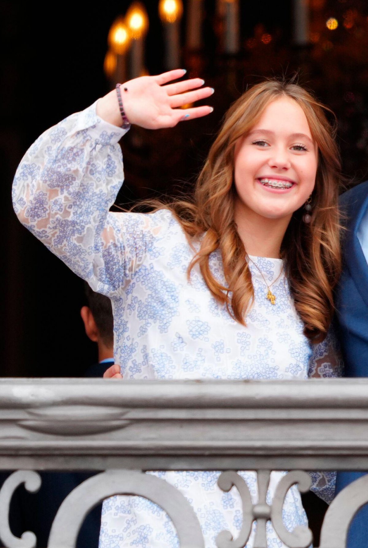 La Principessa Josephine di Danimarca saluta dalla terrazza del Palazzo Frederik VIII ad Amalienborg durante le celebrazioni del compleanno del Re Frederik X il 26 maggio 2024 (Ida Marie Odgaard/Ritzau Scanpix/Alamy)