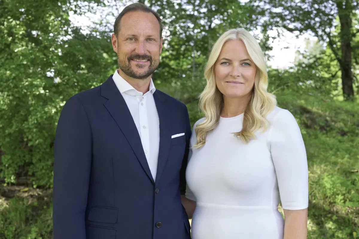 Ritratto del Principe Ereditario Haakon e della Principessa Mette-Marit di Norvegia, rilasciato il 25 maggio 2024 (Dusan Reljin/Kongehuset)