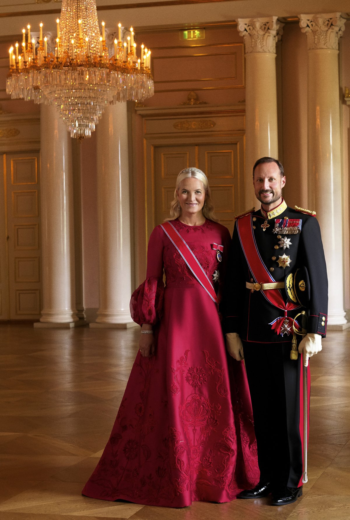 Ritratto di gala del Principe Ereditario Haakon e della Principessa Mette-Marit di Norvegia, rilasciato il 18 aprile 2024 (Dusan Reljin/Kongehuset)