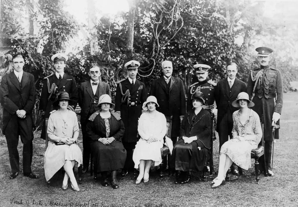 Un gruppo foto del Duca e della Duchessa di York con diversi membri del gruppo di viaggio, comprese il Lord e la Lady Cavan, in Australia nel 1927 (Wikimedia Commons)