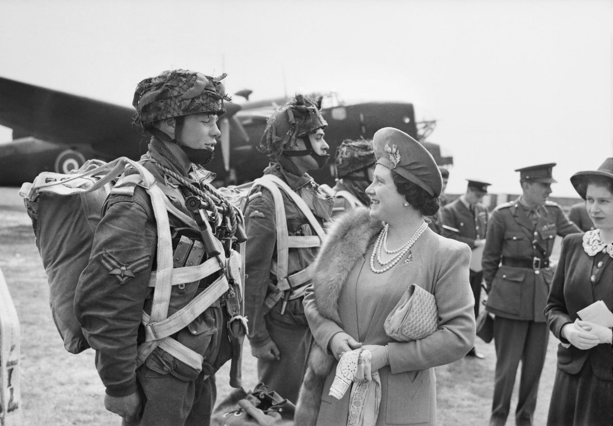 La regina Elisabetta e la principessa Elisabetta incontrano paracadutisti durante le esercitazioni prima dello sbarco del D-Day nel maggio 1944 (Imperial War Museum)