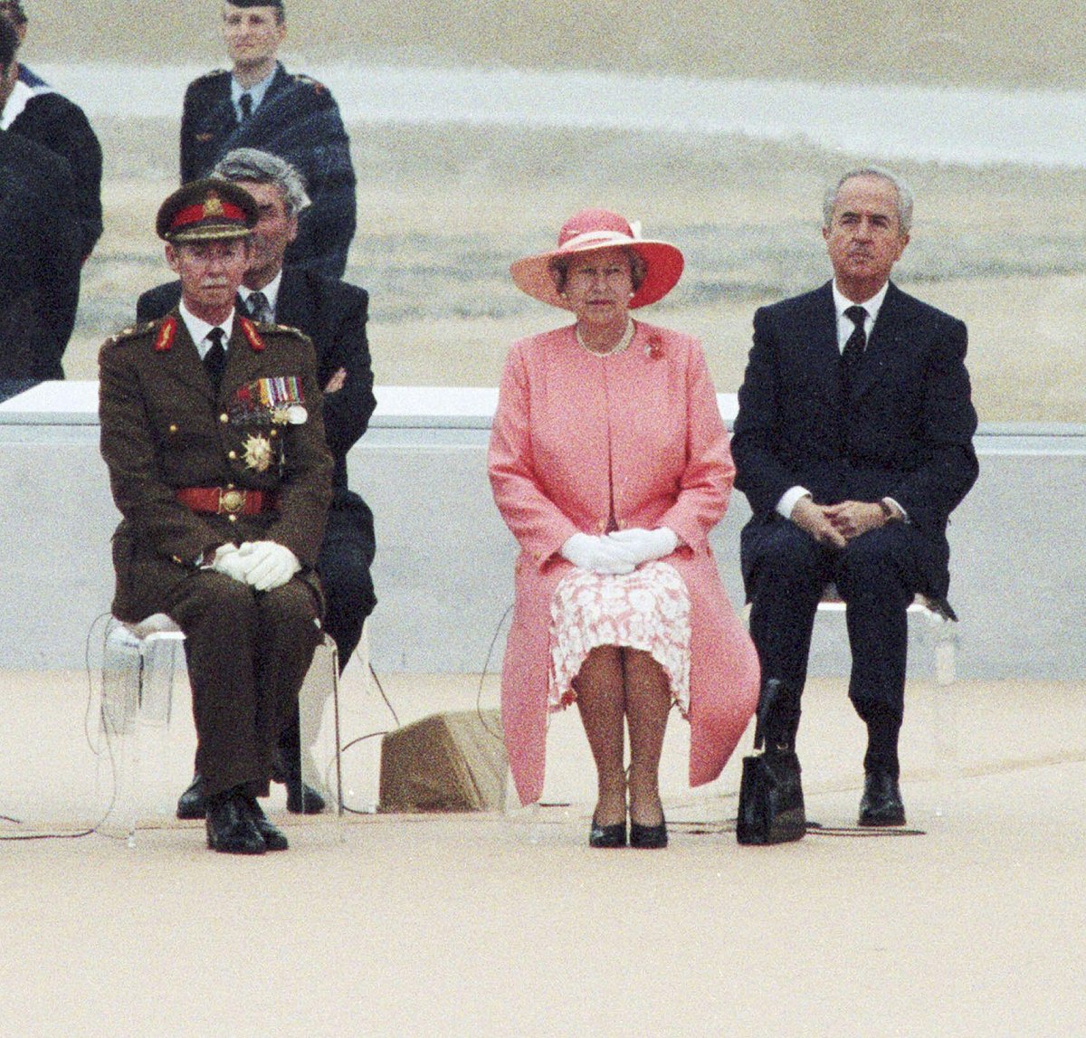 Il Granduca Jean di Lussemburgo e la regina Elisabetta II fotografati durante una cerimonia commemorativa in Normandia per il 50° anniversario dello sbarco del D-Day il 6 giugno 1994 (Andia/Alamy)