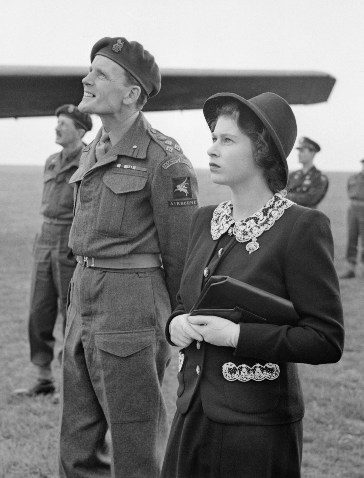 La principessa Elisabetta osserva paracadutisti in esercitazione prima dello sbarco del D-Day nel maggio 1944 (Imperial War Museum)