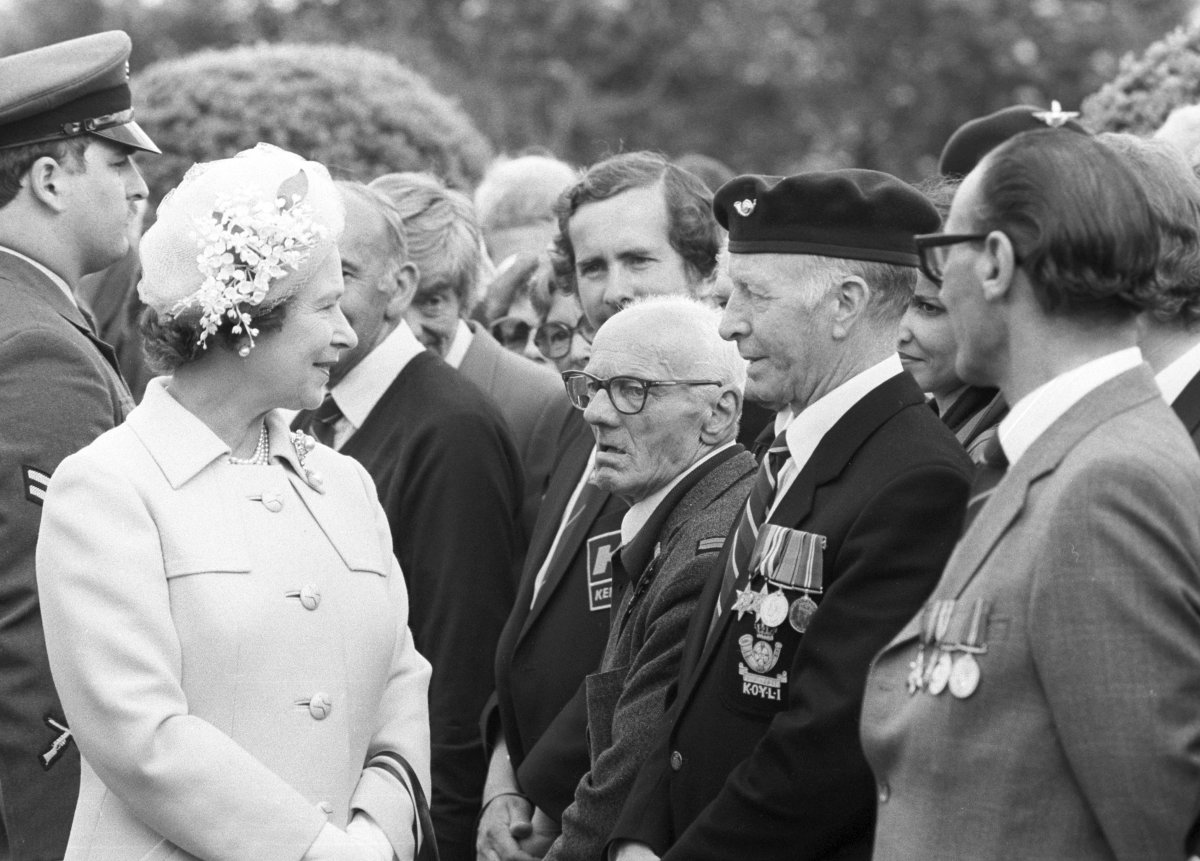 La regina Elisabetta II parla con i veterani dello sbarco del D-Day presso il Cimitero di Guerra Britannica a Bayeux, Francia, durante le celebrazioni per il 40° anniversario dello sbarco il 6 giugno 1984 (PA Images/Alamy)