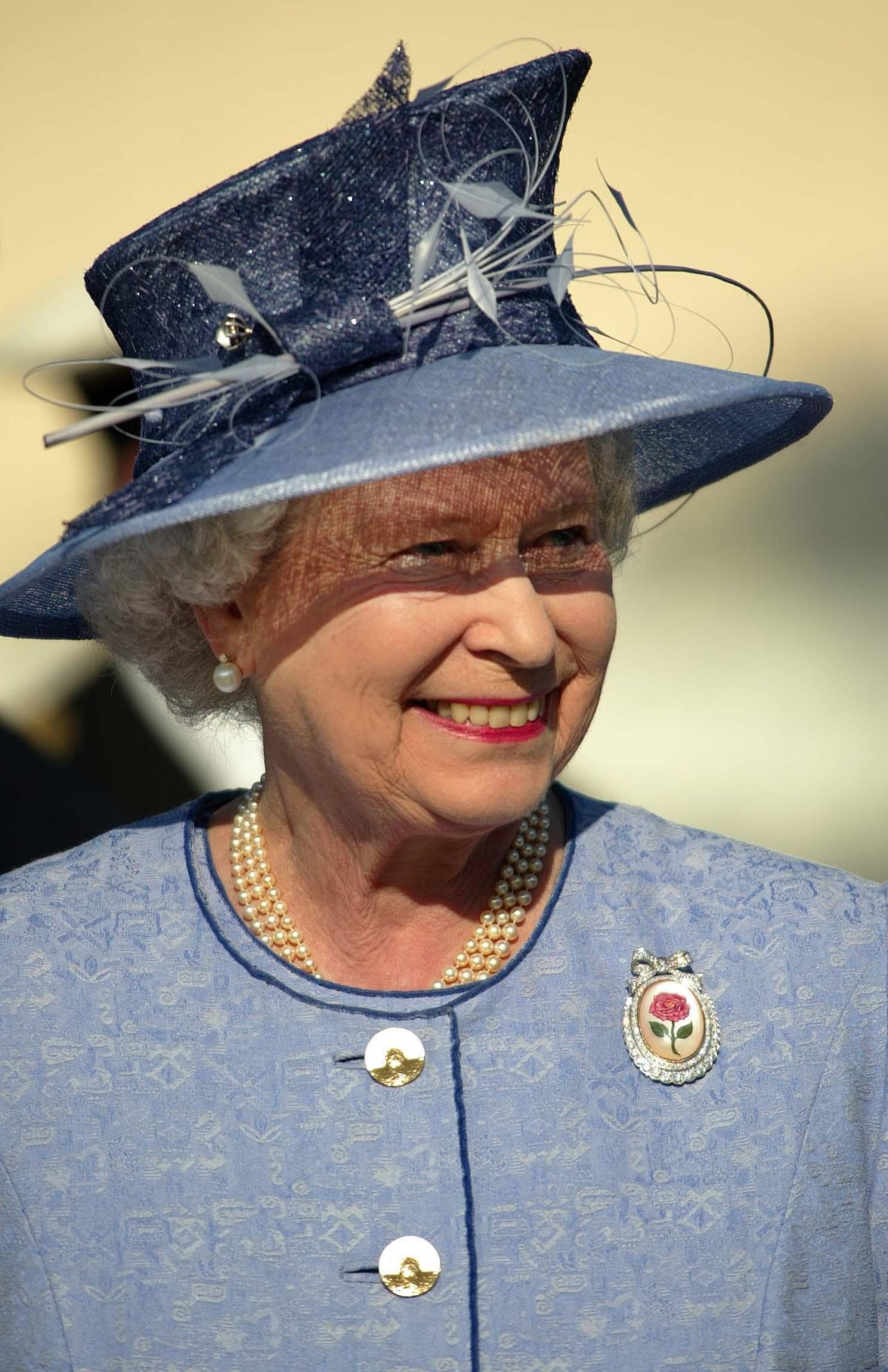 La regina Elisabetta II partecipa a una cerimonia di commemorazione per il 60° anniversario dello sbarco in Normandia il 6 giugno 2004 (Chris Ison/PA Images/Alamy)