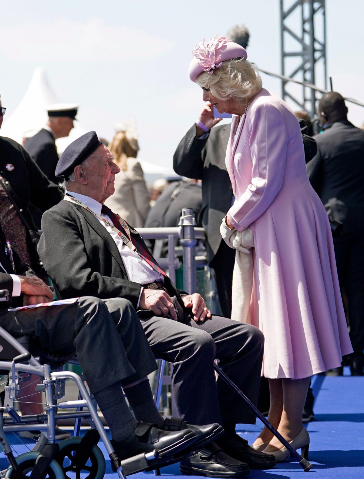 La Regina Camilla parla con veterani del D-Day e della Normandia dopo l'evento commemorativo nazionale del Regno Unito per l'80° anniversario del D-Day al Southsea Common di Portsmouth il 5 giugno 2024 (Andrew Matthews/PA Images/Alamy)