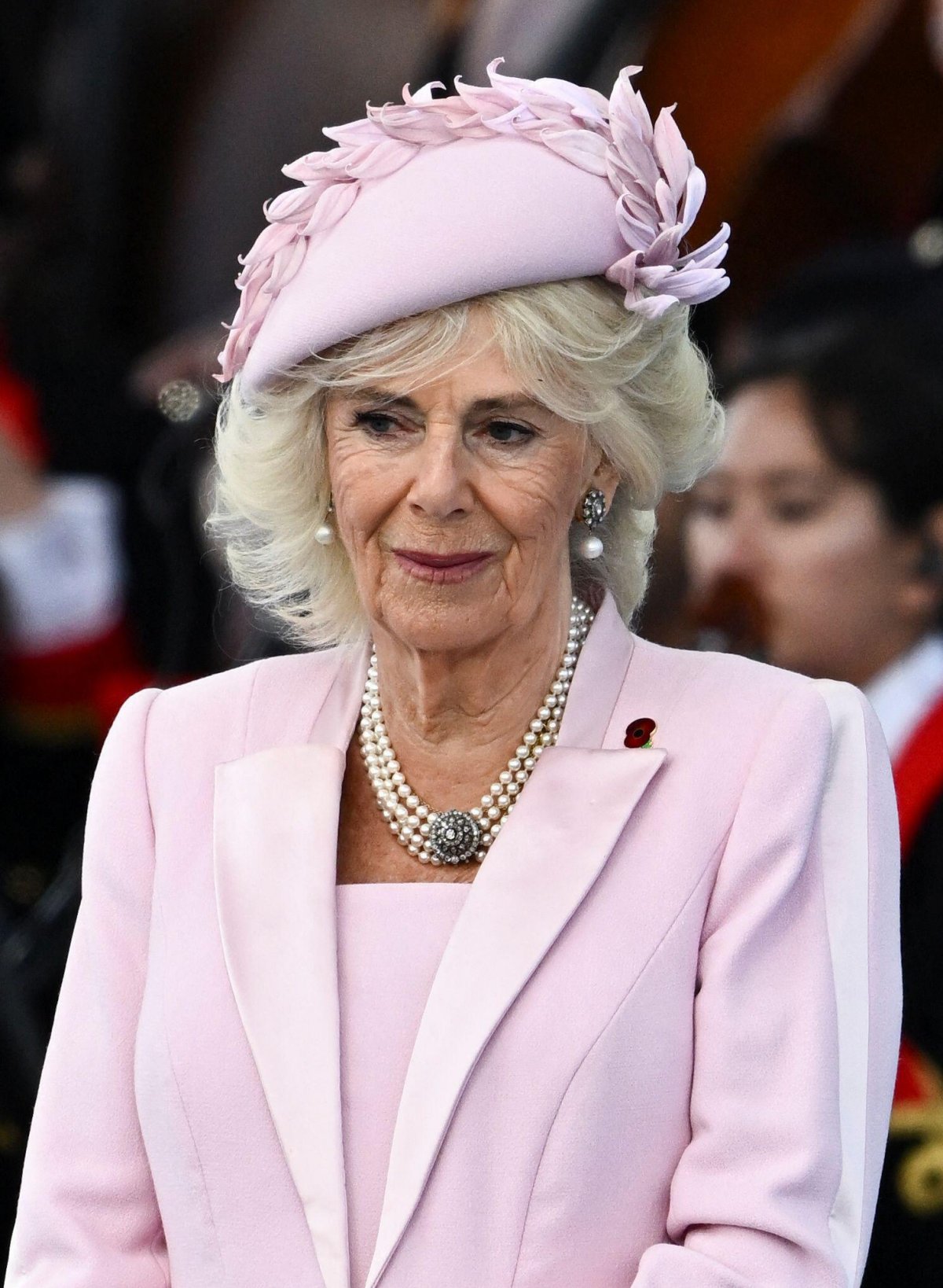 La Regina Camilla è ritratta durante l'evento commemorativo nazionale del Regno Unito per l'80° anniversario del D-Day al Southsea Common di Portsmouth il 5 giugno 2024 (Dylan Martinez/PA Images/Alamy)