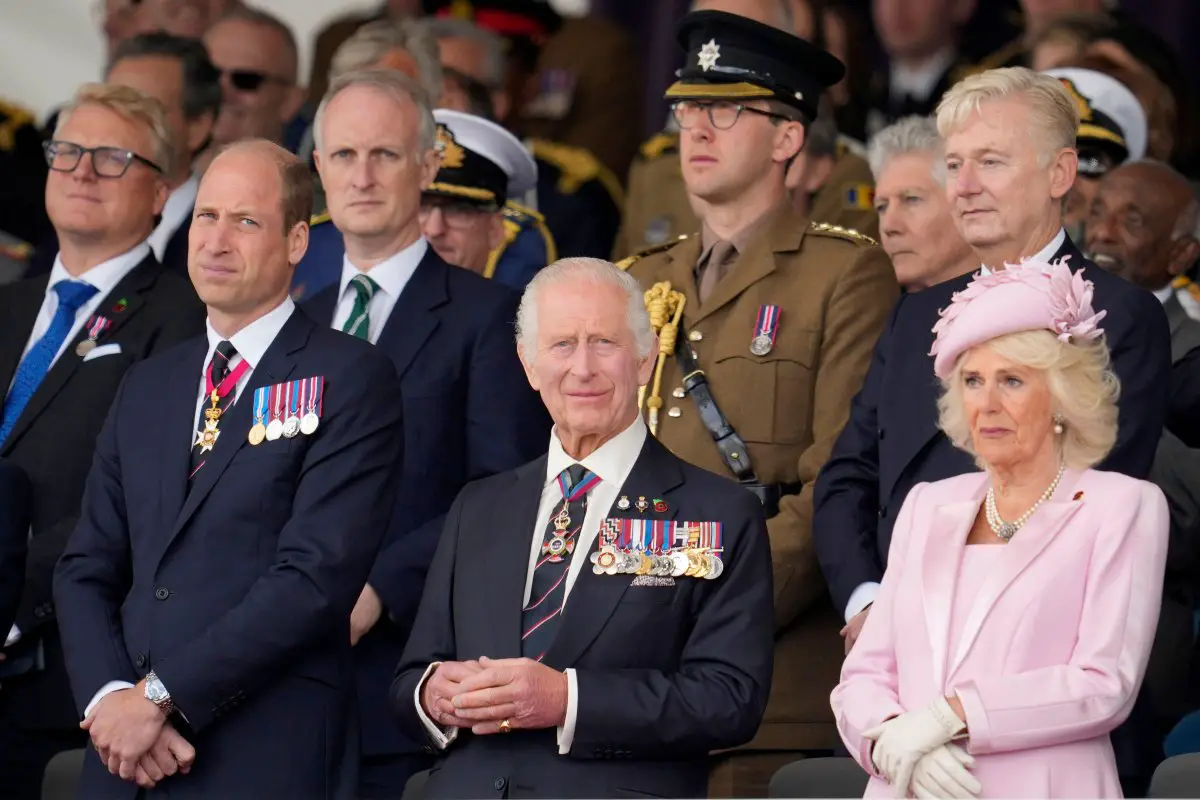 Il Re Carlo III e la Regina Camilla, insieme al Principe di Galles, sono ritratti durante l'evento commemorativo nazionale del Regno Unito per l'80° anniversario del D-Day al Southsea Common di Portsmouth il 5 giugno 2024 (Kin Cheung/PA Images/Alamy)