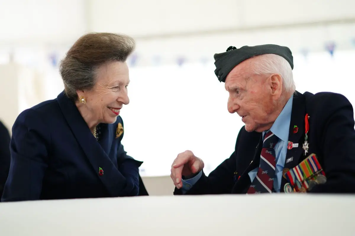 La Principessa Reale parla con il veterano dell'RAF Bernard Morgan, centenario, durante il Servizio di Commemorazione della Royal British Legion per segnare l'80° anniversario del D-Day al Cimitero di Guerra di Bayeux in Normandia il 5 giugno 2024 (Aaron Chown/PA Images/Alamy)