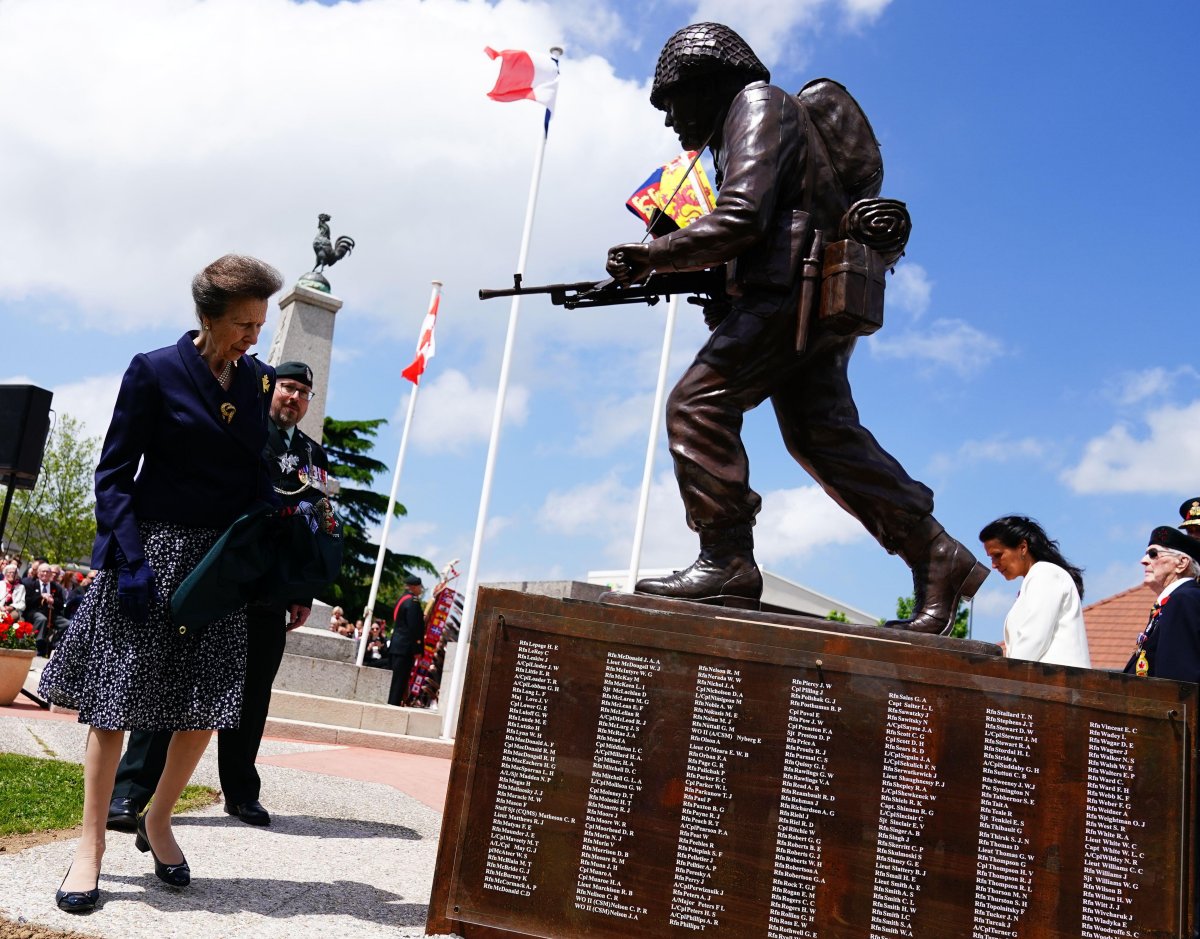 La Principessa Reale, Colonello in Capo dei Royal Regina Rifles, scopre una statua di un soldato canadese della Royal Regina Rifleman della Seconda Guerra Mondiale durante una ricezione con i membri del reggimento per segnare l'80° anniversario del D-Day a Place des Canadiens a Bretteville-l'Orgueilleuse, Normandia il 5 giugno 2024 (Aaron Chown/PA Images/Alamy)