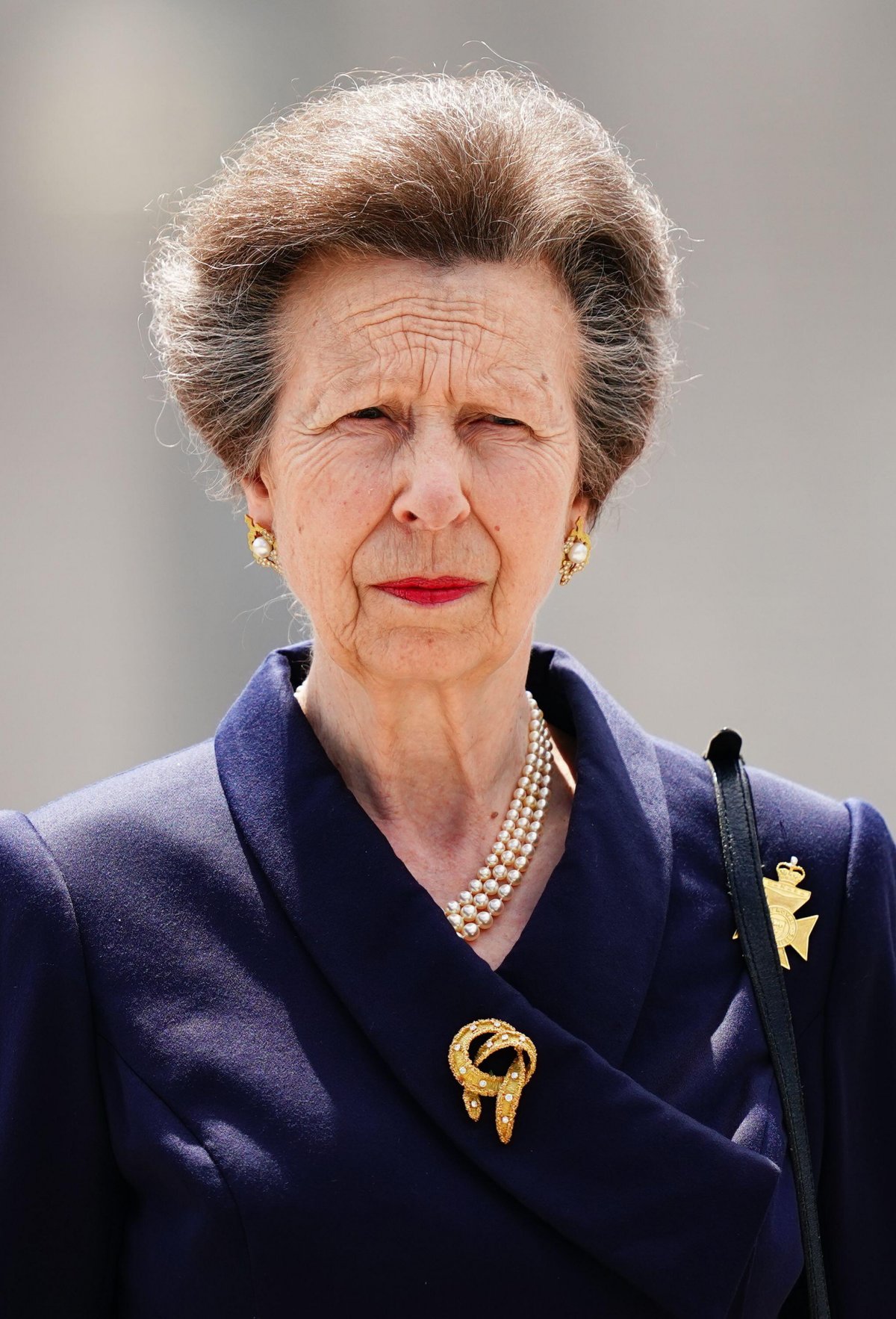 La Principessa Reale, Colonello in Capo dei Royal Regina Rifles, scopre una statua di un soldato canadese della Royal Regina Rifleman durante una ricezione con i membri del reggimento per segnare l'80° anniversario del D-Day a Place des Canadiens a Bretteville-l'Orgueilleuse, Normandia il 5 giugno 2024 (Aaron Chown/PA Images/Alamy)