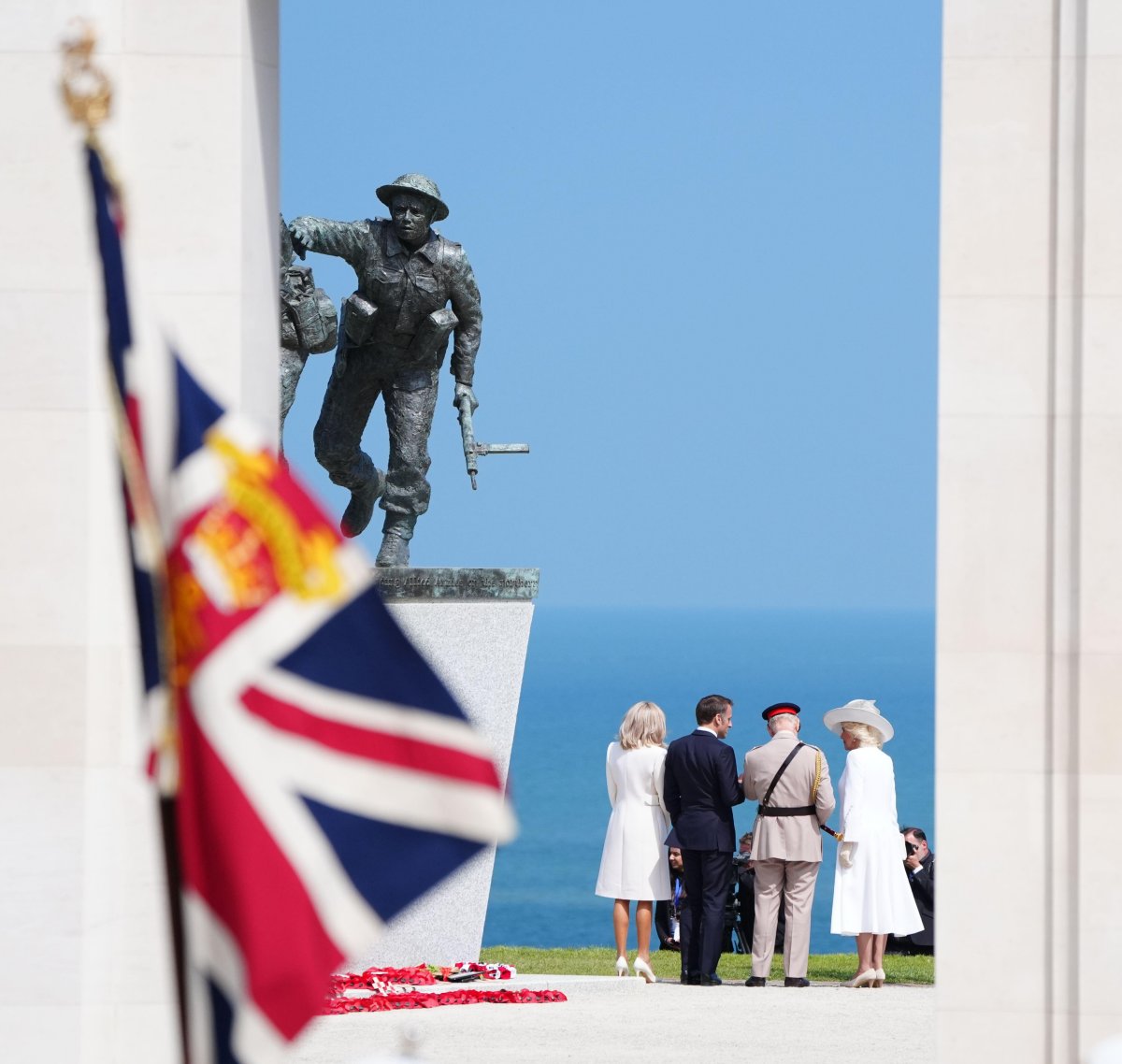 Il re Carlo III e la regina Camilla, con il presidente Emmanuel Macron e sua moglie Brigitte, sono ritratti durante l'evento commemorativo nazionale del Regno Unito per l'80° anniversario del D-Day, tenutosi al Memoriale Britannico in Normandia a Ver-sur-Mer il 6 giugno 2024 (Jane Barlow/PA Images/Alamy)