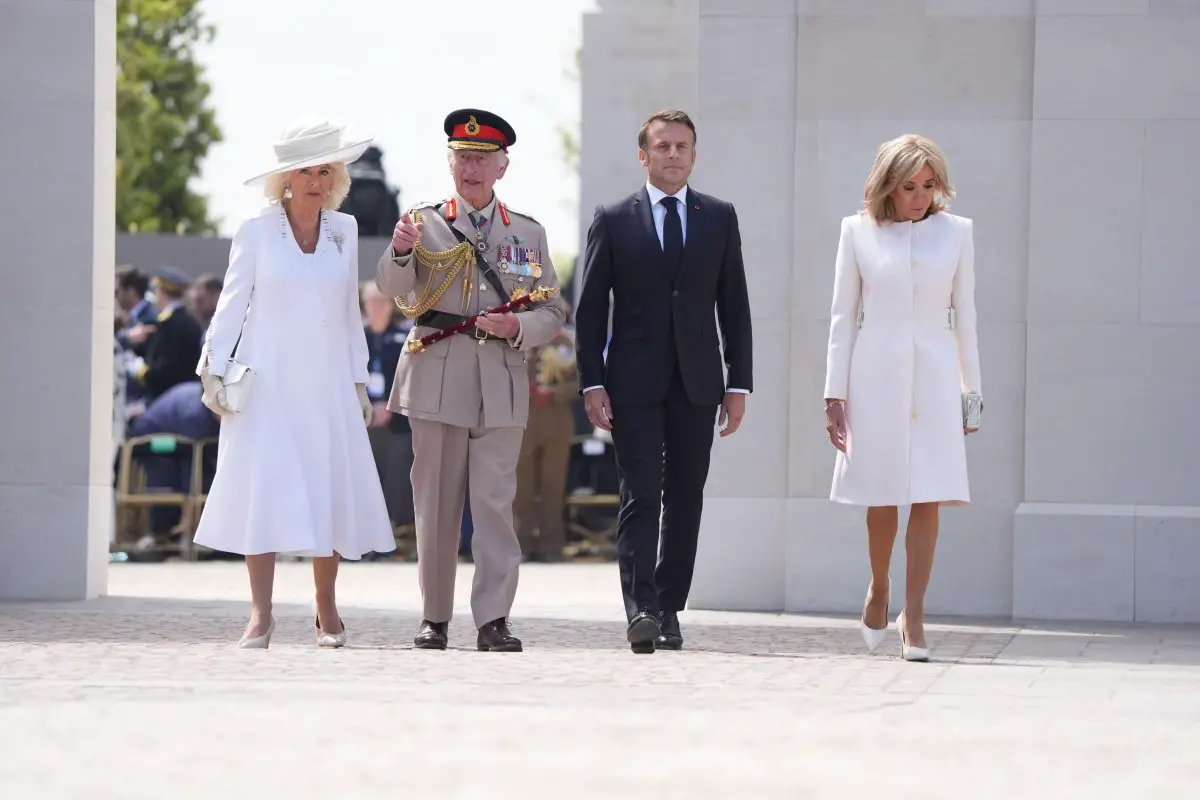 Il re Carlo III e la regina Camilla, con il presidente Emmanuel Macron e sua moglie Brigitte, sono ritratti durante l'evento commemorativo nazionale del Regno Unito per l'80° anniversario del D-Day, tenutosi al Memoriale Britannico in Normandia a Ver-sur-Mer il 6 giugno 2024 (Gareth Fuller/PA Images/Alamy)