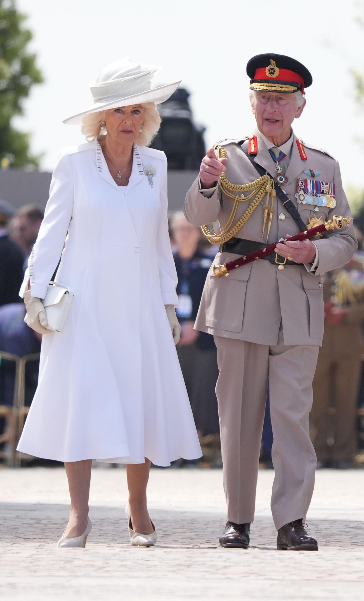 Il re Carlo III e la regina Camilla sono ritratti durante l'evento commemorativo nazionale del Regno Unito per l'80° anniversario del D-Day, tenutosi al Memoriale Britannico in Normandia a Ver-sur-Mer il 6 giugno 2024 (Gareth Fuller/PA Images/Alamy)