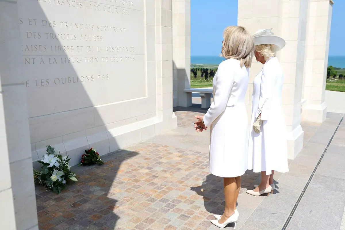 La regina Camilla e Brigitte Macron depongono fiori al Memoriale Francese dopo l'evento commemorativo nazionale del Regno Unito per l'80° anniversario del D-Day, tenutosi al Memoriale Britannico in Normandia a Ver-sur-Mer il 6 giugno 2024 (Chris Jackson/PA Images/Alamy)