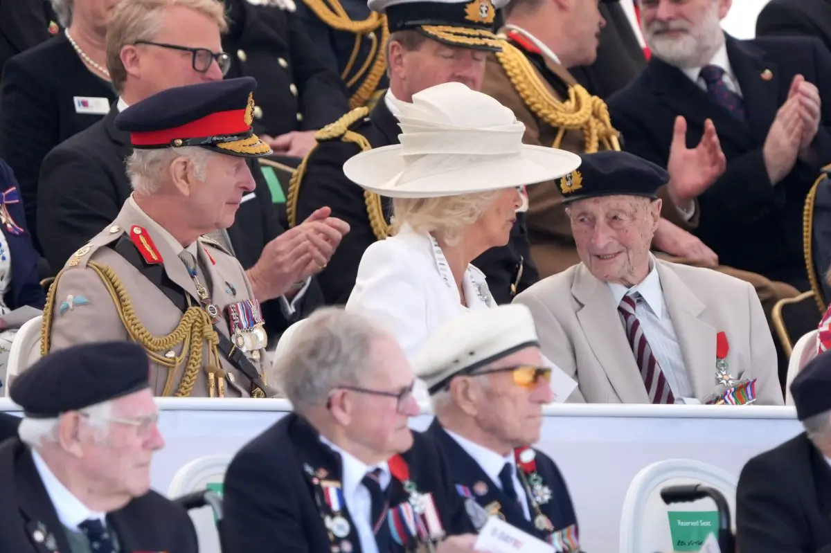 Il re Carlo III e la regina Camilla, con il veterano del D-Day Richard Trelease, sono ritratti durante l'evento commemorativo nazionale del Regno Unito per l'80° anniversario del D-Day, tenutosi al Memoriale Britannico in Normandia a Ver-sur-Mer il 6 giugno 2024 (Gareth Fuller/PA Images/Alamy)