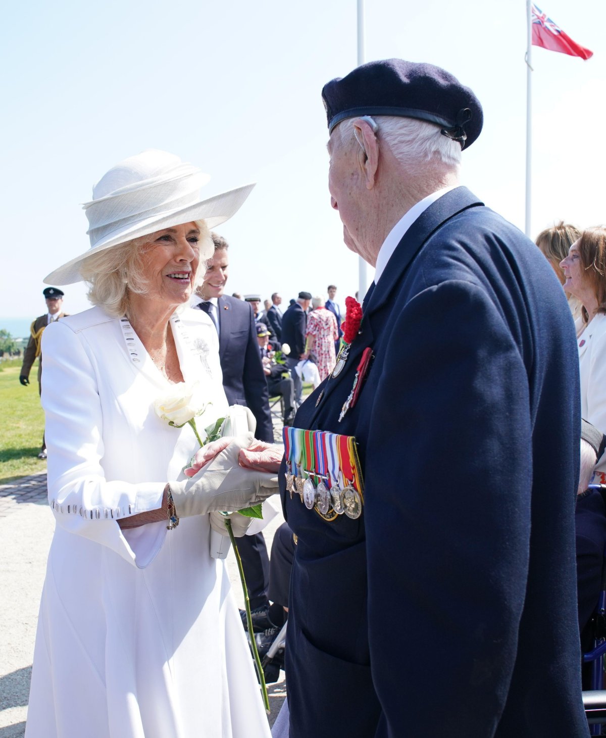 La regina Camilla incontra il veterano del D-Day Henry Rice dopo l'evento commemorativo nazionale del Regno Unito per l'80° anniversario del D-Day, tenutosi al Memoriale Britannico in Normandia a Ver-sur-Mer il 6 giugno 2024 (Gareth Fuller/PA Images/Alamy)