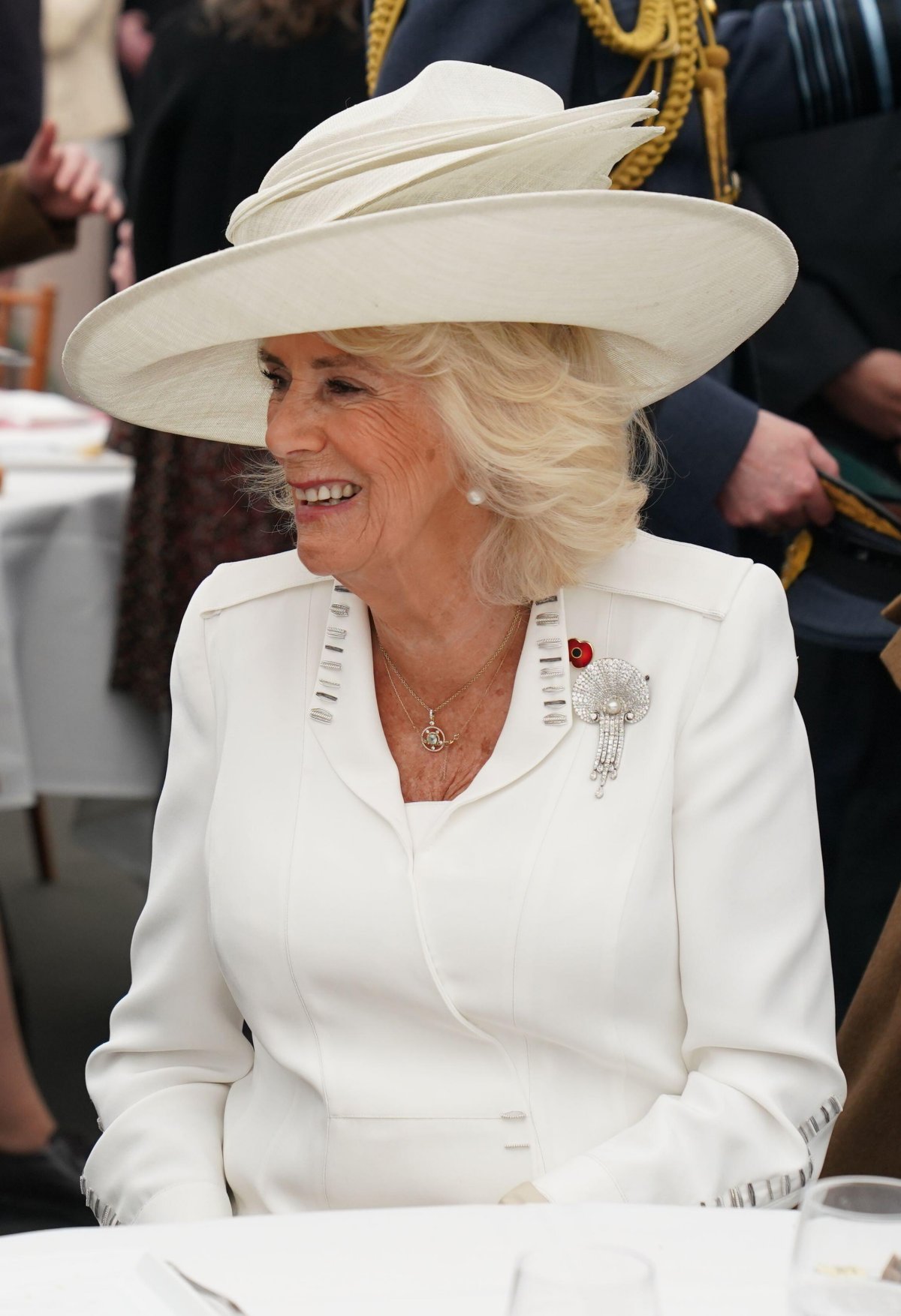 La regina Camilla partecipa a un pranzo dopo l'evento commemorativo nazionale del Regno Unito per l'80° anniversario del D-Day, tenutosi al Memoriale Britannico in Normandia a Ver-sur-Mer il 6 giugno 2024 (Gareth Fuller/PA Images/Alamy)