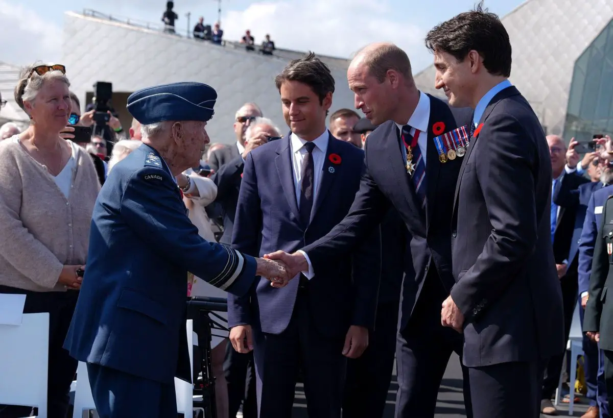 Il principe di Galles, con il primo ministro canadese Justin Trudeau e il primo ministro francese Gabriel Attal, incontra il veterano canadese Richard Rohmer alla cerimonia del governo canadese per segnare l'80° anniversario del D-Day a Juno Beach il 6 giugno 2024 (Jordan Pettitt/PA Images/Alamy)