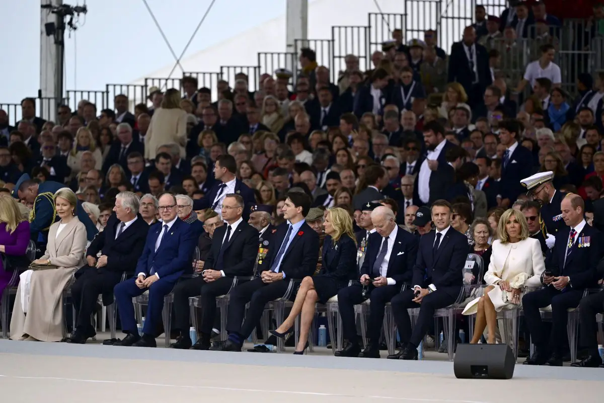 Il re e la regina dei Belgi, il principe di Monaco, il presidente della Polonia, il primo ministro canadese, il presidente e la first lady degli Stati Uniti, il presidente e la first lady della Francia e il principe di Galles sono ritratti durante la cerimonia internazionale di commemorazione a Omaha Beach nel 80° anniversario del D-Day, il 6 giugno 2024 (DIRK WAEM/Belga News Agency/Alamy)