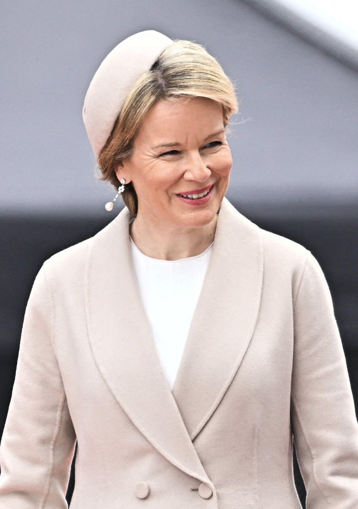 La regina dei Belgi partecipa alla cerimonia internazionale di commemorazione a Omaha Beach nel 80° anniversario del D-Day, il 6 giugno 2024 (David Niviere/Abaca Press/Alamy)