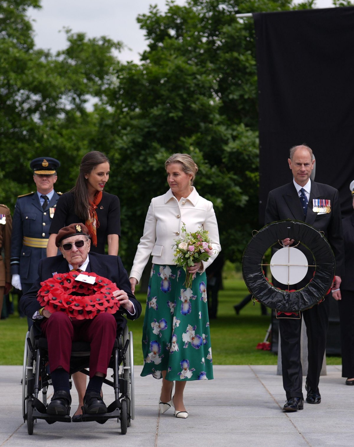 Il duca e la duchessa di Edimburgo partecipano al servizio commemorativo della Royal British Legion all'Arboreto Memoriale Nazionale nel Staffordshire il 6 giugno 2024 (Jacob King/PA Images/Alamy)