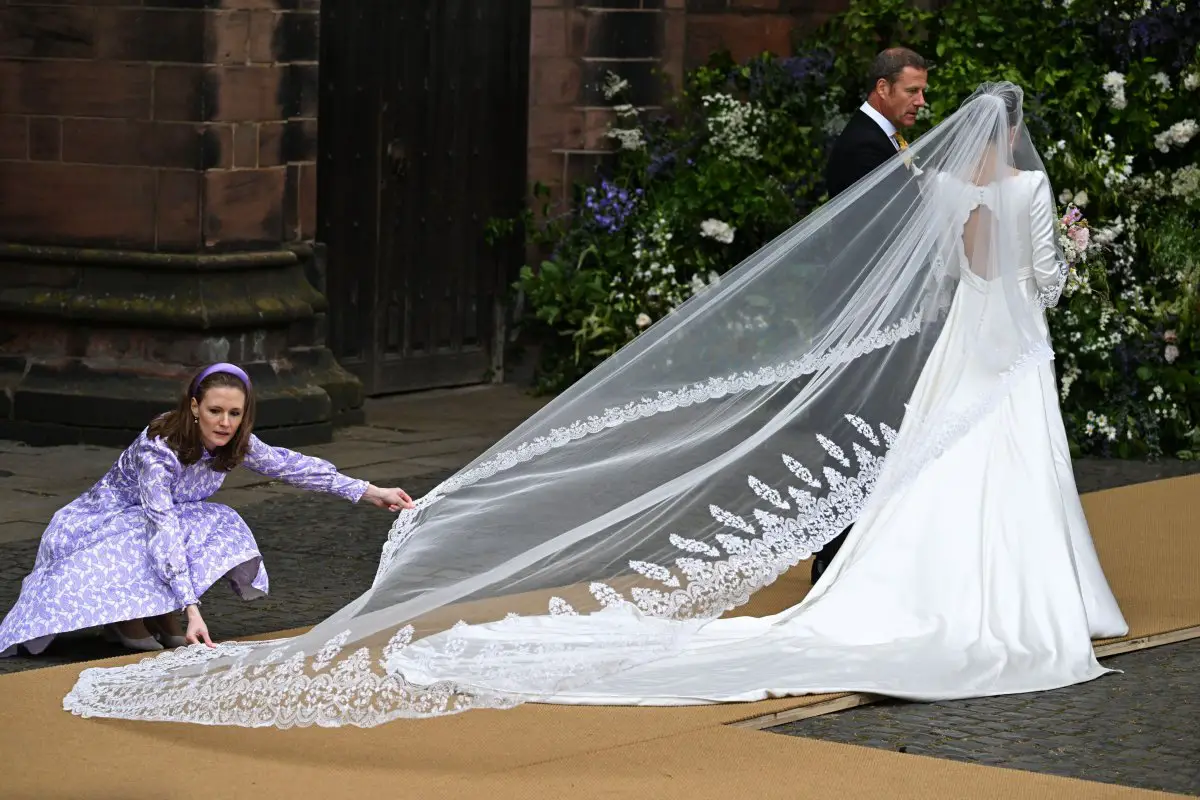 Olivia Henson arriva con suo padre, Rupert, per il suo matrimonio con il Duca di Westminster nella Cattedrale di Chester il 7 giugno 2024 (Doug Peters/EMPICS/Alamy)