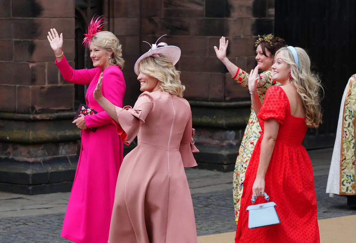 Natalia, Duchessa di Westminster con le sue figlie, Lady Tamara van Cutsem, Lady Edwina Snow, e Lady Viola Roberts, arriva alla Cattedrale di Chester per il matrimonio di suo figlio, il Duca di Westminster, e Olivia Henson il 7 giugno 2024 (Peter Byrne/PA Images/Alamy)