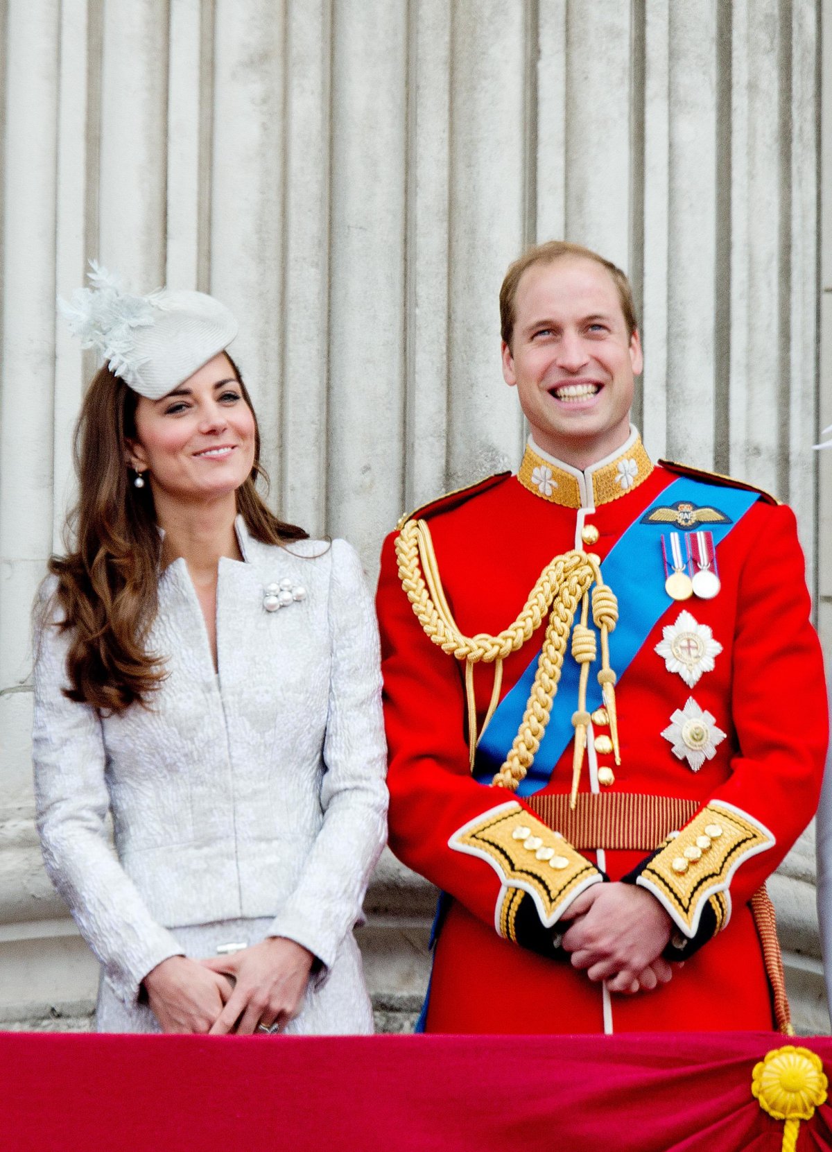 Il Duca e la Duchessa di Cambridge sono ritratti sul balcone di Buckingham Palace durante le festività di Trooping the Colour a Londra il 14 giugno 2014 (Patrick van Katwijk/DPA Picture Alliance/Alamy)