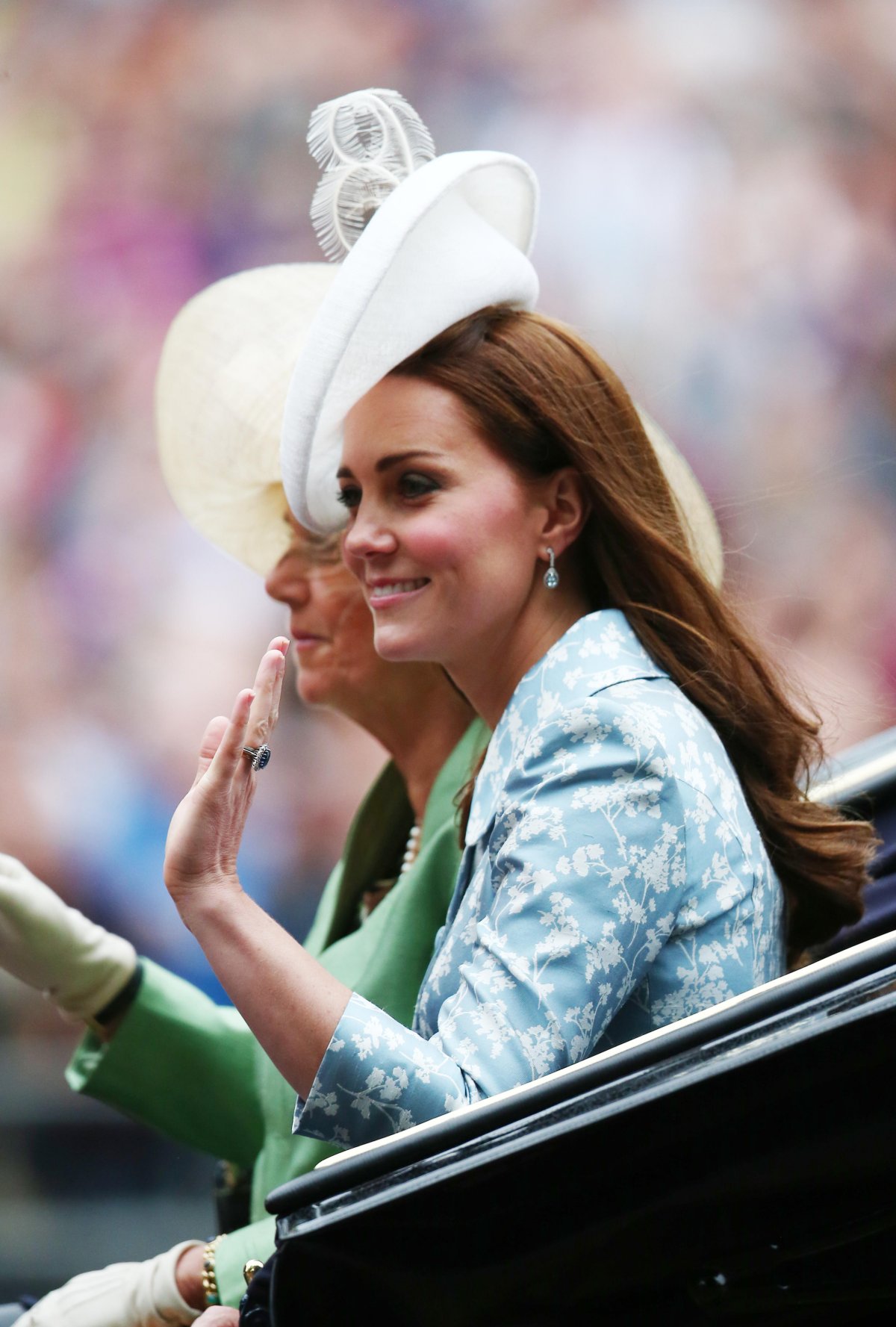 La Duchessa di Cornovaglia e la Duchessa di Cambridge cavalcano in una carrozza durante le festività di Trooping the Colour a Londra il 13 giugno 2015 (WENN Rights Ltd/Alamy)