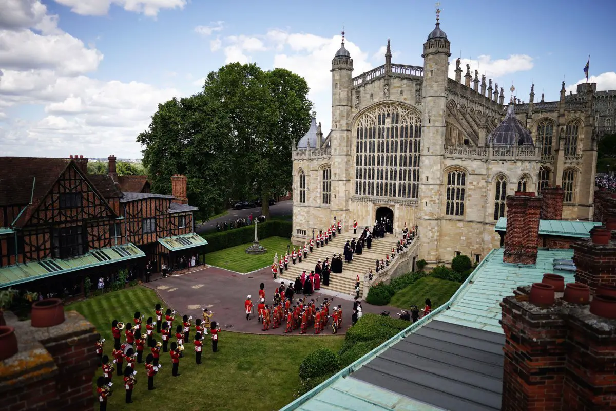 Una vista dall'alto della processione prima del servizio annuale dell'Ordine della Giarrettiera alla Cappella di San Giorgio, Windsor, il 17 giugno 2024 (Aaron Chown/PA Images/Alamy)