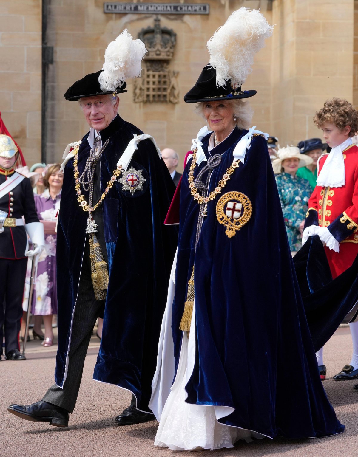 Re Carlo III e Regina Camilla arrivano per il servizio annuale dell'Ordine della Giarrettiera alla Cappella di San Giorgio, Windsor, il 17 giugno 2024 (Kirsty Wigglesworth/PA Images/Alamy)