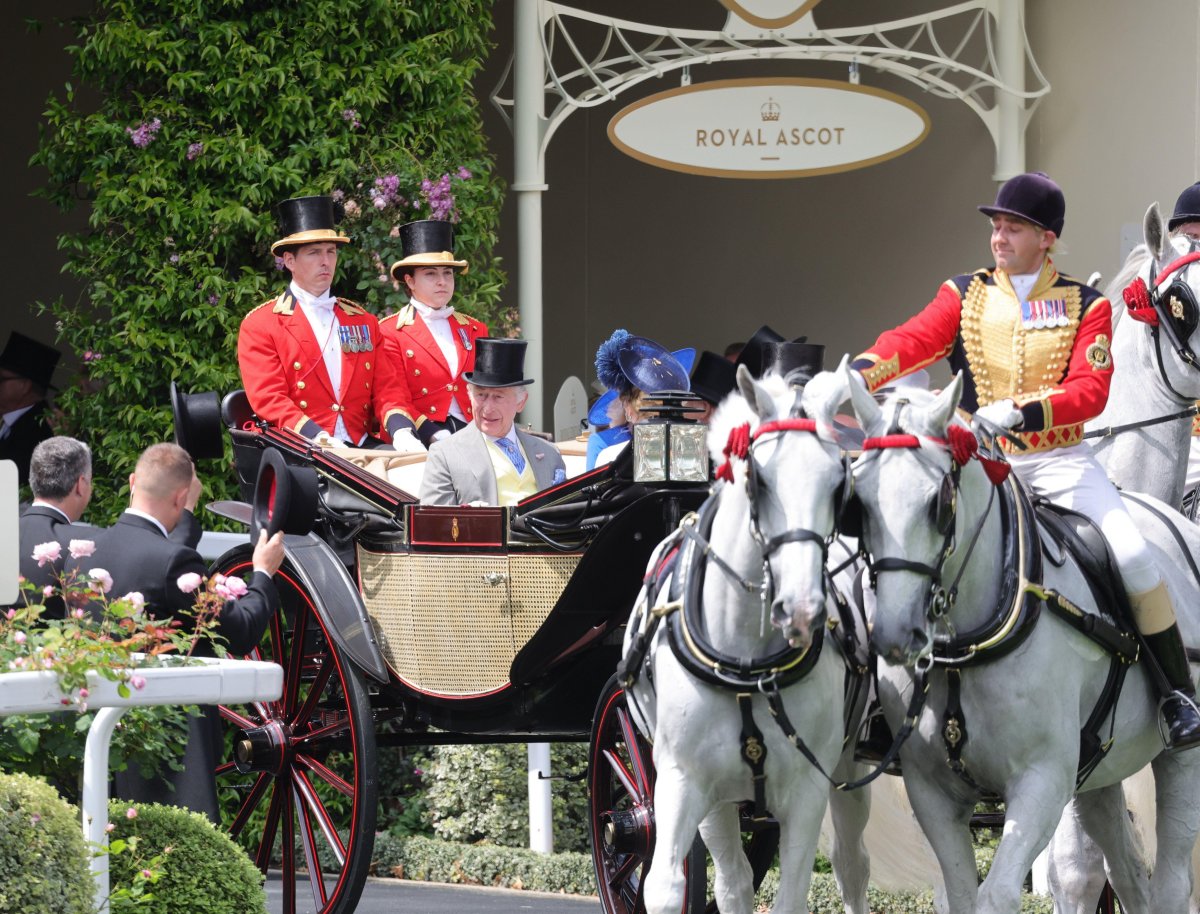 Re Carlo III e Regina Camilla, con il Duca e la Duchessa di Wellington, arrivano per il primo giorno di Royal Ascot il 18 giugno 2024 (Andrew Parsons/Alamy)