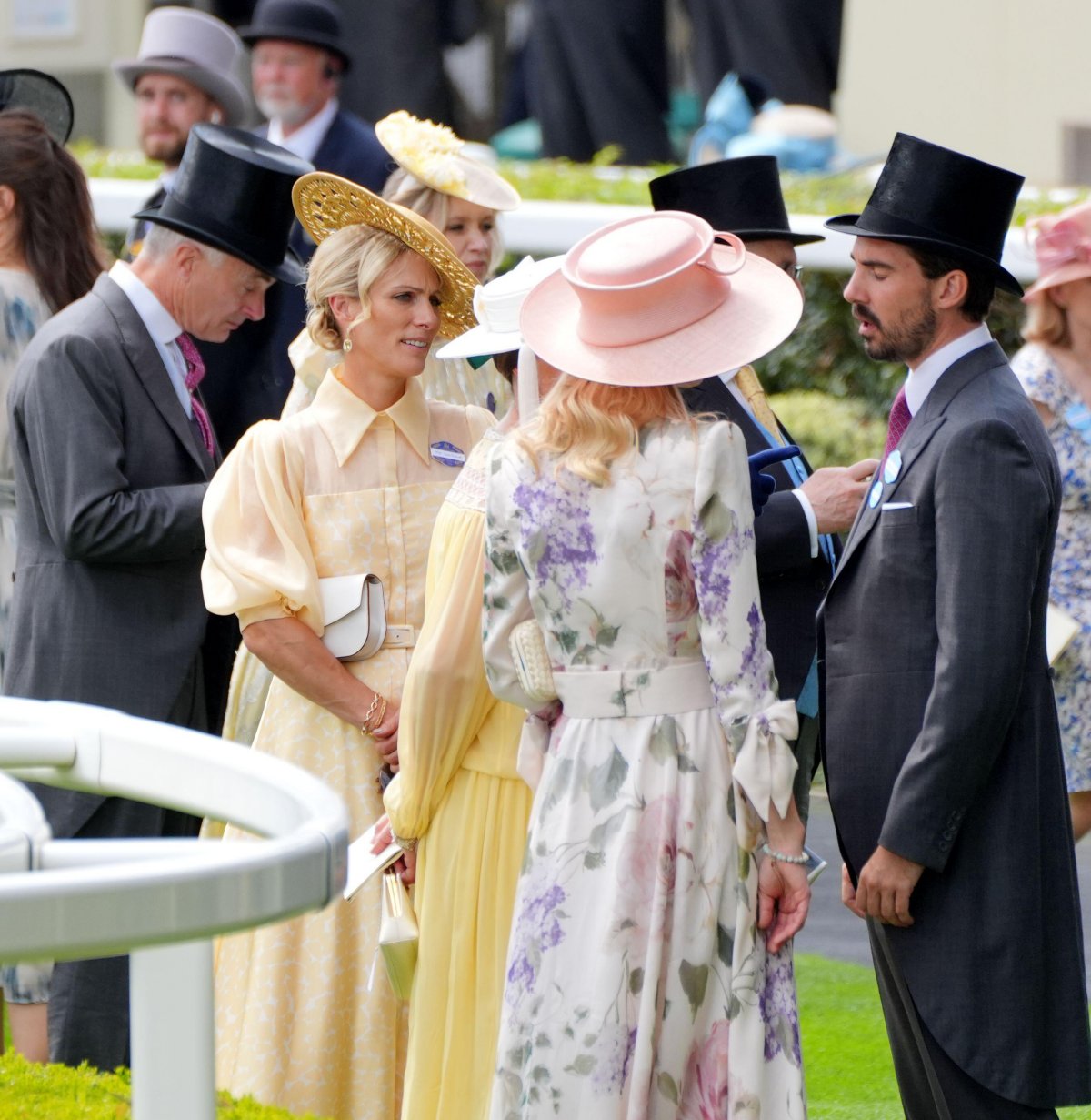 Zara Tindall, Lady Gabriella Kingston e il Principe Philippos di Grecia e Danimarca partecipano al primo giorno di Royal Ascot il 18 giugno 2024 (Jonathan Brady/PA Images/Alamy)