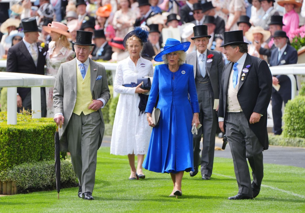 Re Carlo III e Regina Camilla, con il Duca e la Duchessa di Wellington e Sir Francis Brooke, arrivano per il primo giorno di Royal Ascot il 18 giugno 2024 (Jonathan Brady/PA Images/Alamy)