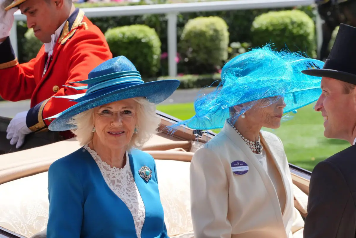 La Regina Camilla, con il Principe di Galles e la Contessa di Halifax, partecipa al secondo giorno di Royal Ascot il 19 giugno 2024 (Jonathan Brady/PA Images/Alamy)