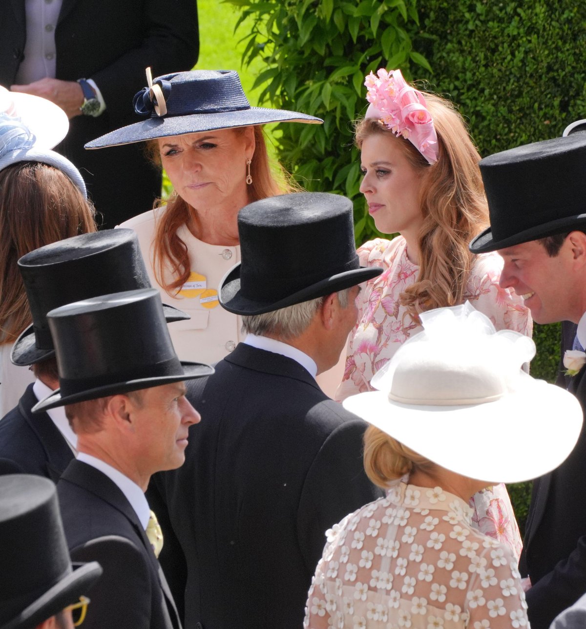 Sarah, Duchessa di York e la Principessa Beatrice partecipano al secondo giorno di Royal Ascot il 19 giugno 2024 (Jonathan Brady/PA Images/Alamy)