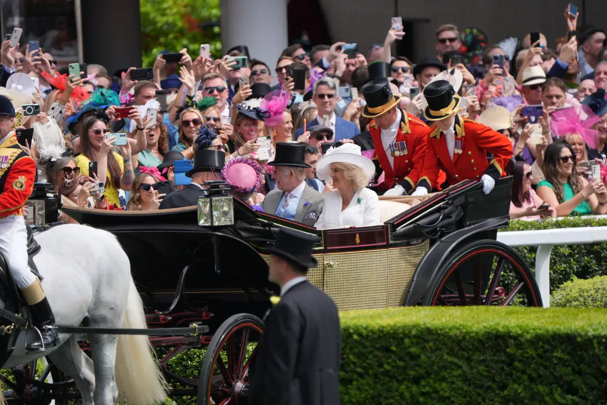 Re Carlo III e Regina Camilla partecipano al terzo giorno di Royal Ascot il 20 giugno 2024 (Yui Mok/PA Images/Alamy)