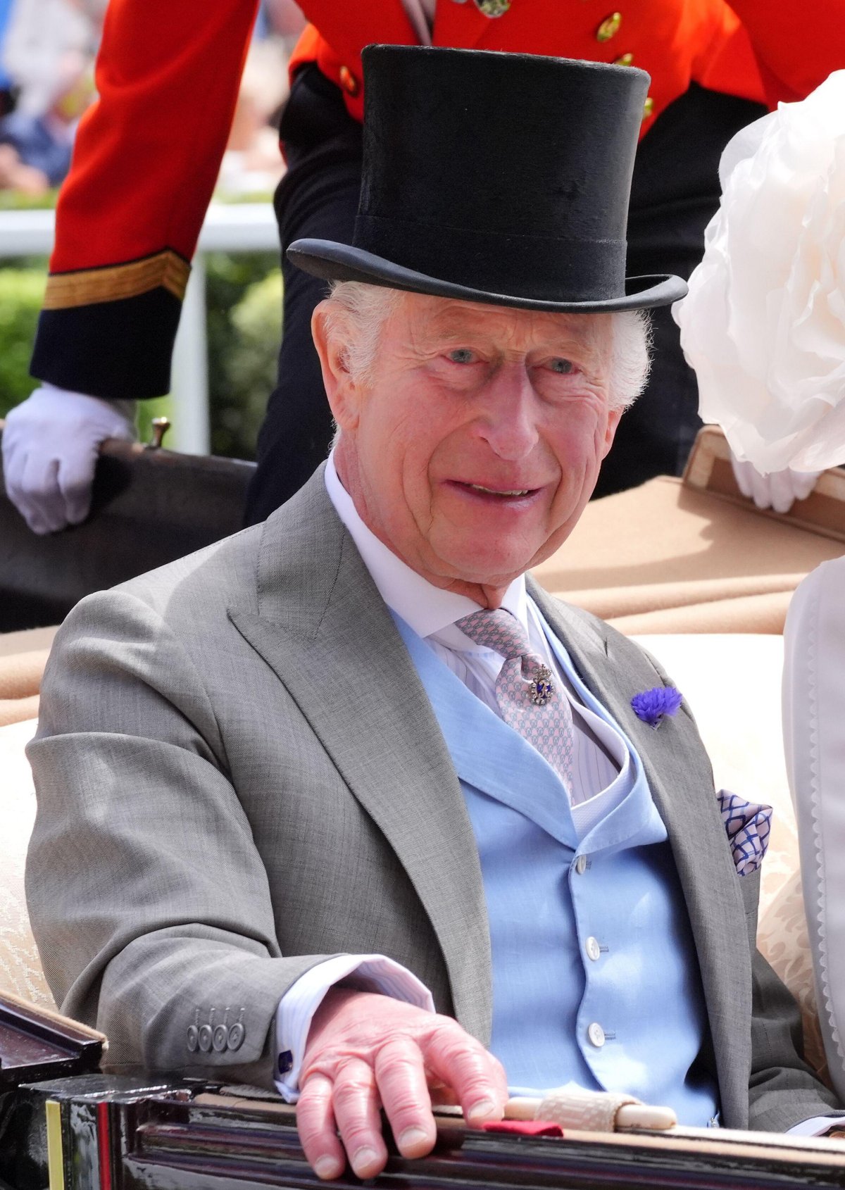 Re Carlo III partecipa al terzo giorno di Royal Ascot il 20 giugno 2024 (Jonathan Brady/PA Images/Alamy)