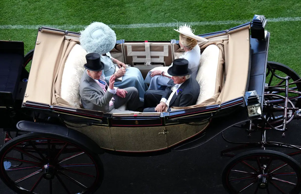 Il Re Carlo III e la Regina Camilla, con Lord e Lady Bamford, partecipano al quarto giorno di Royal Ascot il 21 giugno 2024 (John Walton/PA Images/Alamy)