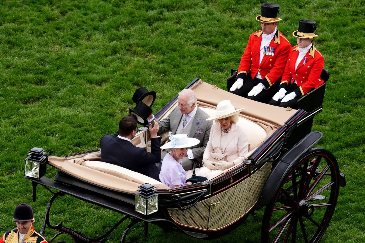 Il Re e la Regina, con lo sceicco Hamad bin Abdullah Al Thani e Lady Charles Spencer-Churchill, arrivano per il quinto giorno di Royal Ascot il 22 giugno 2024 (John Walton/PA Images/Alamy)