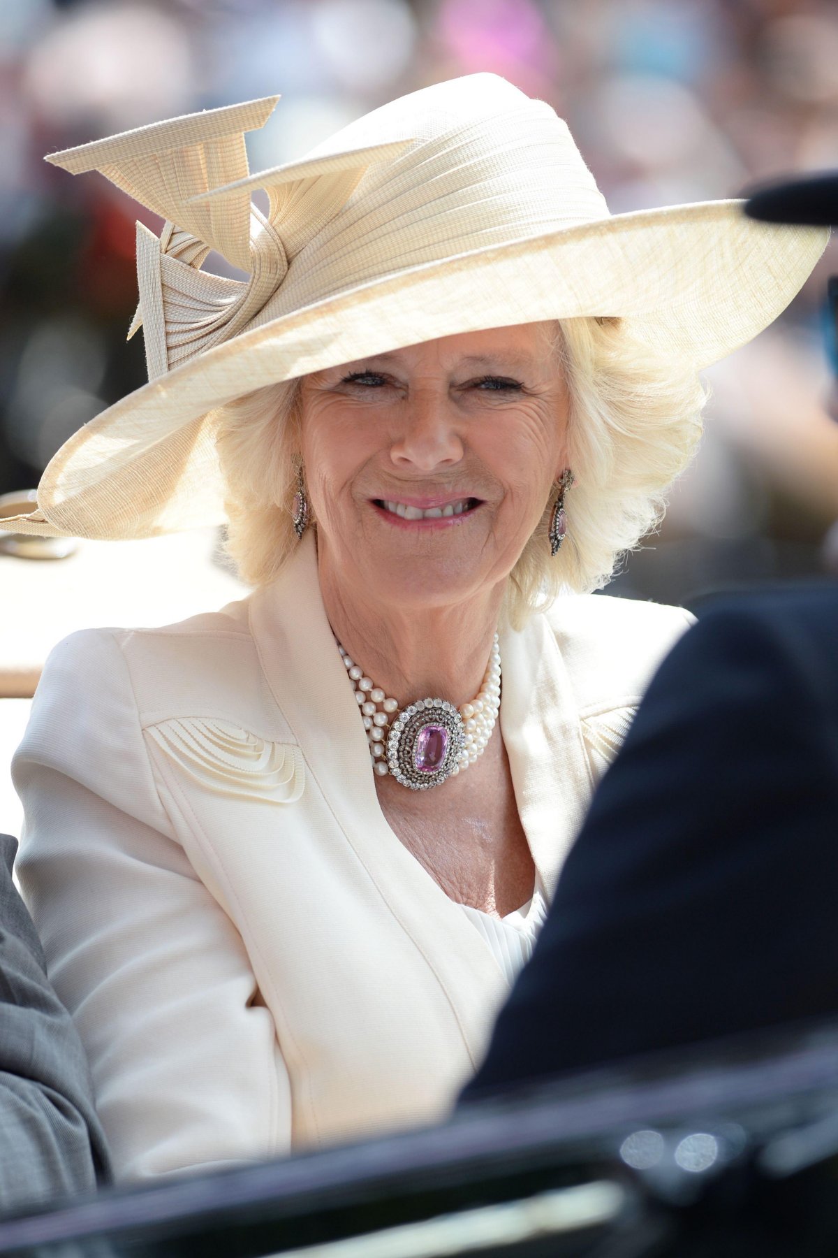 La Duchessa di Cornovaglia arriva per il secondo giorno di Royal Ascot il 18 giugno 2014 (Doug Peters/Alamy)