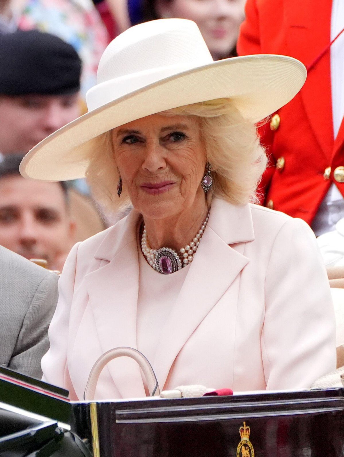 La Regina Camilla partecipa al quinto giorno di Royal Ascot il 22 giugno 2024 (Jonathan Brady/PA Images/Alamy)