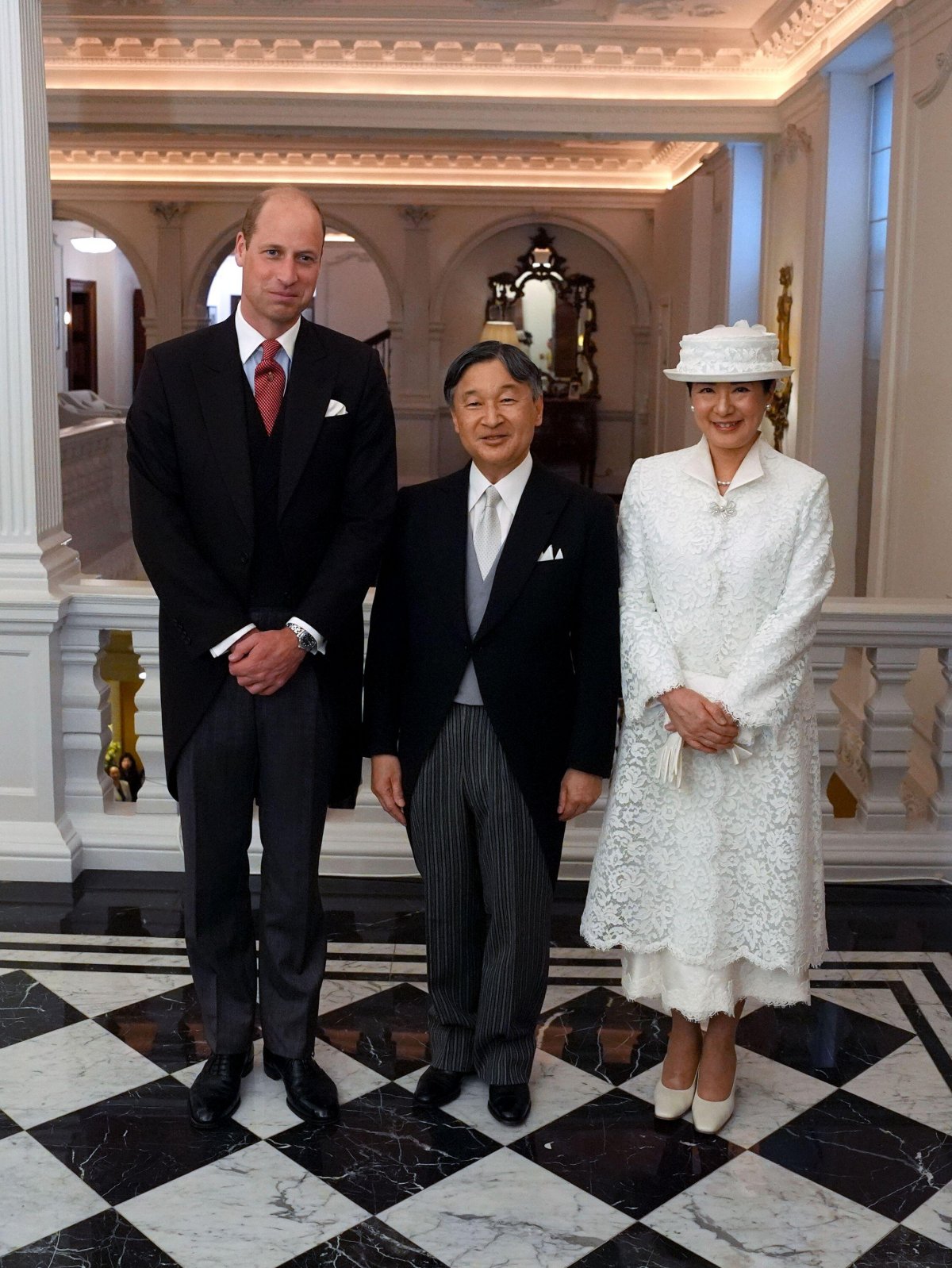 Il Principe di Galles saluta l'Imperatore e l'Imperatrice del Giappone al loro hotel a Londra in attesa di una cerimonia ufficiale benvenuto al Horse Guards Parade il 25 giugno 2024 (Jordan Pettitt/PA Images/Alamy)